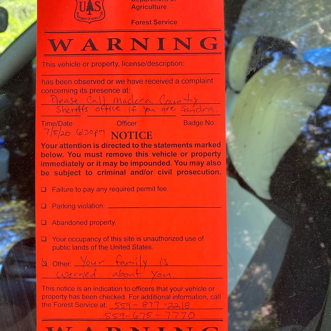 En la ventana del automóvil, sus seres queridos le escibieron 
<b>"tu familia está preocupada por ti".</b> Una pista indicó a los rescatistas que la mujer fue vista caminando en las inmediaciones donde fue encontrado el auto gris claro SAAB-9-5.
