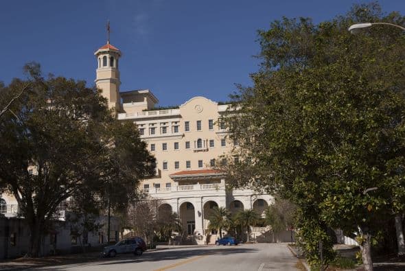 Según Buzzy Jackson , corresponsal del periódico The Boston Globe, nunca hay un buen momento para empezar una nueva religión, ya que si bien los peligros comunes que se utilizaban en el pasado incluían apedreamiento o crucifixión, los profetas de hoy en día uno se enfrentan a un nuevo obstáculo, como es la comprobación de los hechos. Jackson dice que el libro de Lawrence Wright, Going Clear " Scientology, Hollywood & Prison of Belief, es apasionante, y finalmente trágico y que lo que revea acerca de la organizac ión, cuya sede se encuentra en Clearwater, Florida, va a molestar a todo el que lo lea. En la lista de celebridades que abrazan esta religión, fundada por L. Ron Hubbard, se encuentran John Travolta, Kirstie Alley, Beck, Will Smith, and Greta Van Susteren, entre otros. Wright, ganador de un Premio Pulitzer, indica en su libro que aunque solo hay de 25,000 a 30,000 miembros activos, la iglesia tiene $1 billion en activos líquidos, una figura que eclipsa los bienes de la mayoría de las mayores religiones del mundo.