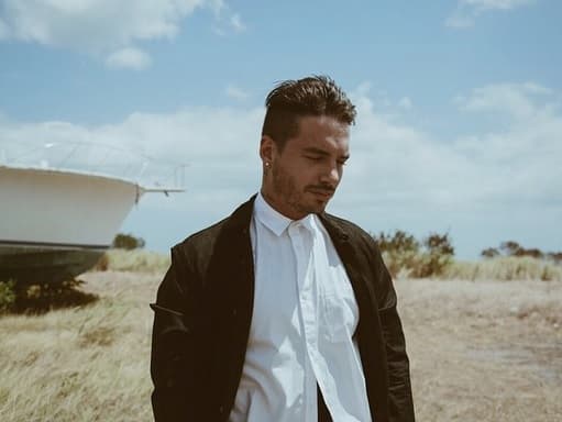 "Hola, soy yo ¿Cómo están? Saludando a las niñas de Bogotá ¡Hermosas, mamacitas, lindas, como las quiero, las amo! Yo siempre estoy haciendo chistes y eso fue un chiste más".