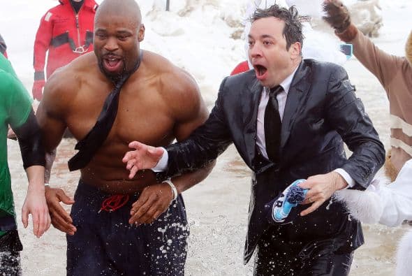 ¡Lo hizo!Mira lo congelado que quedó el comediante Jimmy Fallon luego de aceptar el reto que le hizo el alcalde de Chicago Rahm Emanuel de lanzarse a las congeladas aguas del Lago Chicago durante el Polar Plunge 2014 y con un temperatura de 2 grados
