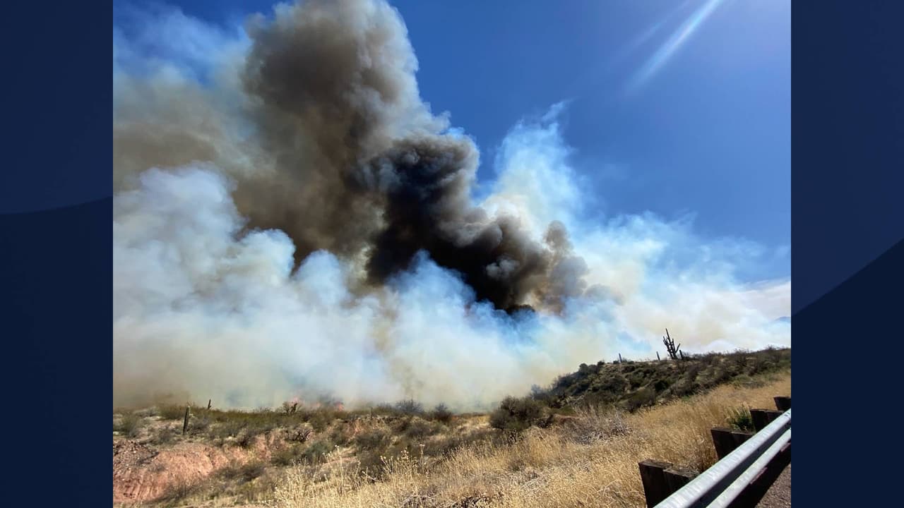 Un incendio forestal cerca de Tonto Basin pone en riesgo estructuras y cierra una autopista 