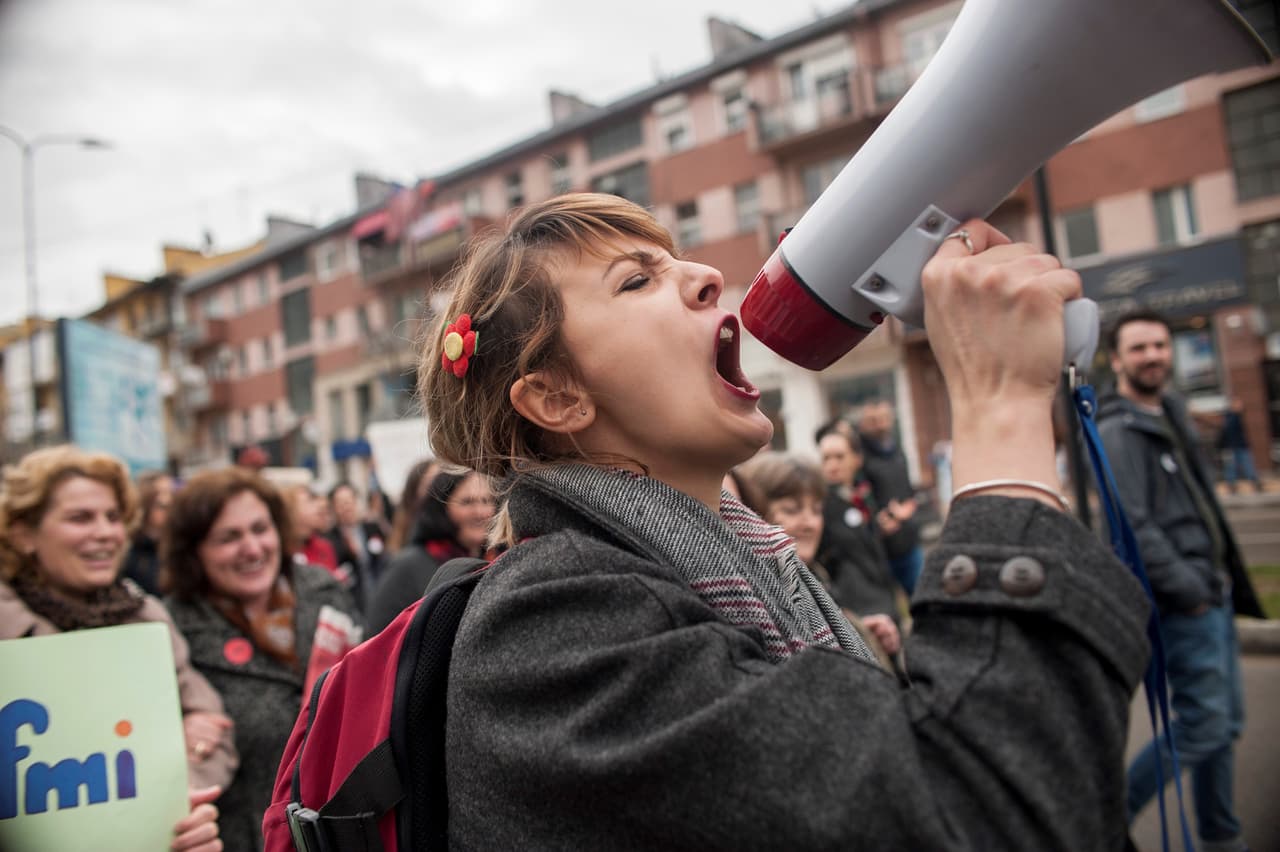 <b>Kosovo.</b> Manifestantes en las calles de la ciudad de Pristina, capital de Kosovo, gritan consignas por la igualdad de género y contra la violencia hacia las mujeres en el Día Internacional de la Mujer.