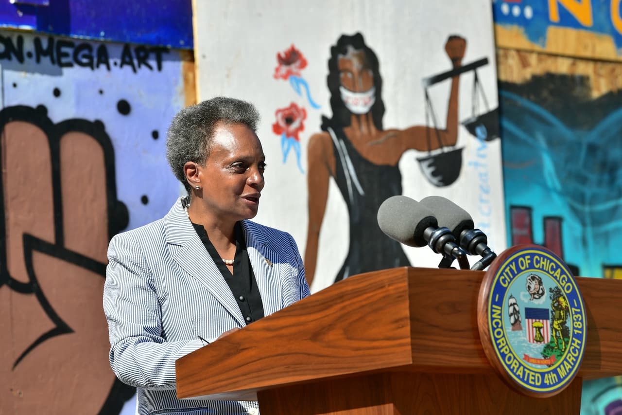 La alcaldesa de Chicago llama a buscar un “terreno común” en medio de la división que se vive