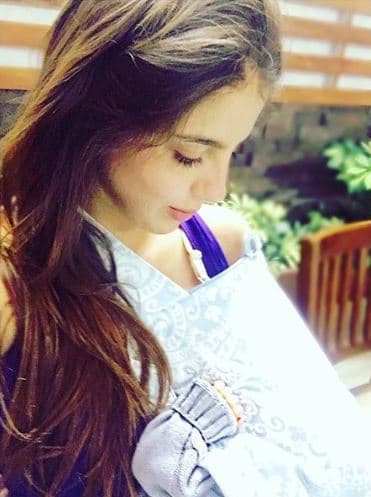 En abril de 2017 la actriz publicó esta instantánea donde escribió: "Me siento plena, amada y muy feliz... La conexión más hermosa de todas, ¡amo a mi bebé y amo la lactancia materna!".