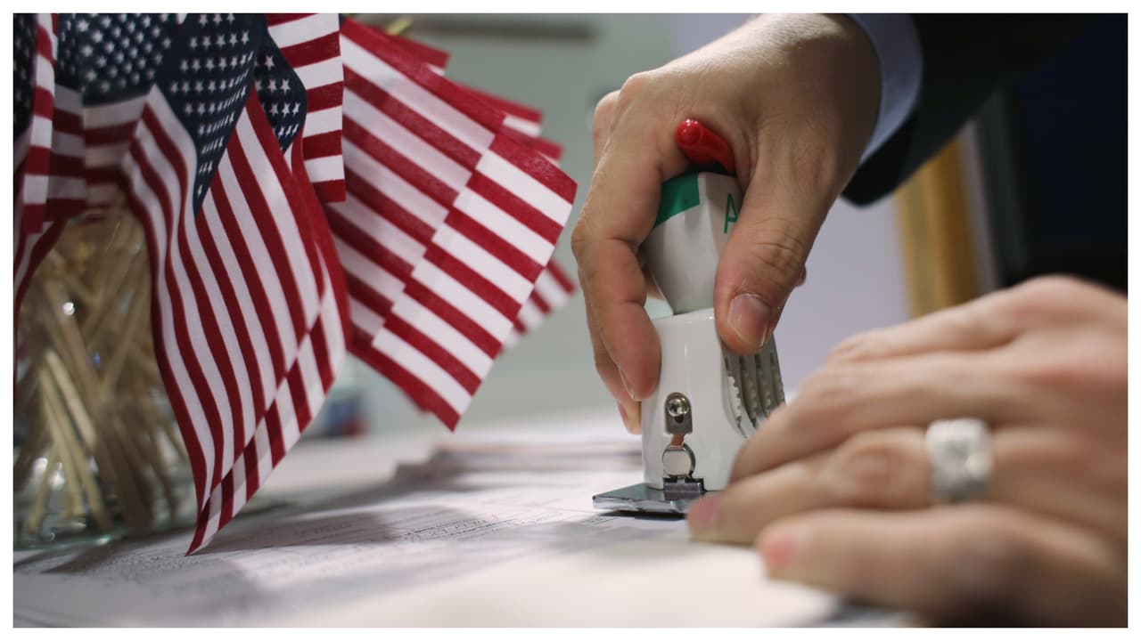 ¿Qué vía queda para legalizarse en EEUU a cubanos que tienen I-220A con fecha de corte? Experto responde