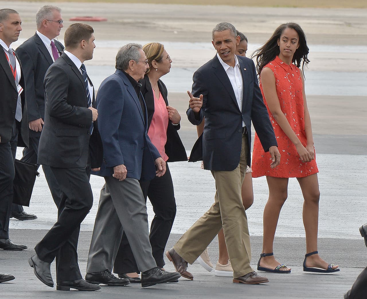 En el emblemático viaje que hicieron los Obama por Cuba, Malia tuvo la oportunidad de relucir con vibrantes mini vestidos de la marca Alice + Olivia. Sin intentar llamar mucho la atención, Malia ha logrado con vestidos camiseros de lindas telas colarse en la atención de las más recias fashionistas.
