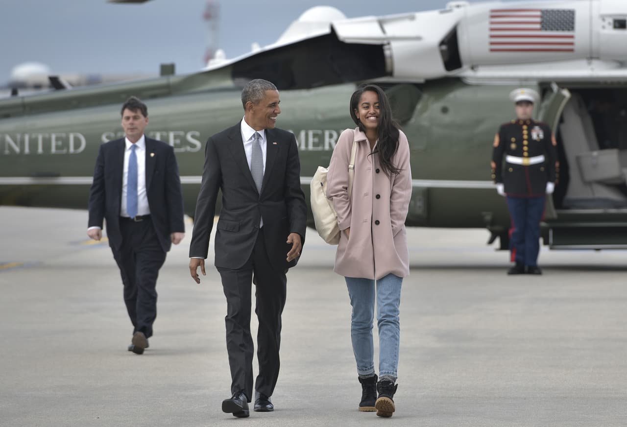 Malia siempre ha sabido escapar de los formalismos de la política y ha incluso acompañado a su padre vistiendo unos simples jeans como lo hizo en el viaje largo que los llevó por varias ciudades americanas este año en el mes de abril.