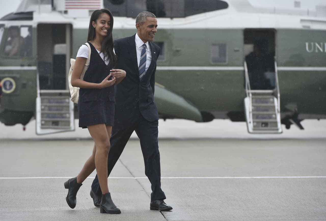 En repetidas ocasiones, durante estos casi ocho años de mandato, la compañera fiel en viajes y visitas internacionales de Barack Obama ha sido su hija que parece tener una relación muy cercana con el presidente. Su estilo juvenil, enfocado en mini vestidos, overoles y monos (enterizos) se hizo evidente una vez más en abril de este año cuando Malia acompañó a su padre en su viaje político de Los Ángeles a San Francisco.