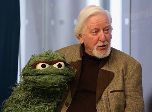<b>Caroll Spinney.-</b> El titiritero, quien dio vida a las voces de 
<a href="https://www.univision.com/shows/despierta-america/muere-caroll-spinney-famoso-por-interpretar-a-big-bird-y-a-oscar-the-grouch-de-sesame-street-video">Oscar y Big Bird</a> en la conocida serie infantil Plaza Sésamo, falleció el pasado 8 de diciembre, en su casa en Connecticut a los 85 años. Sufría distonía, un trastorno que causa movimientos involuntarios en los músculos del cuerpo.
<br>