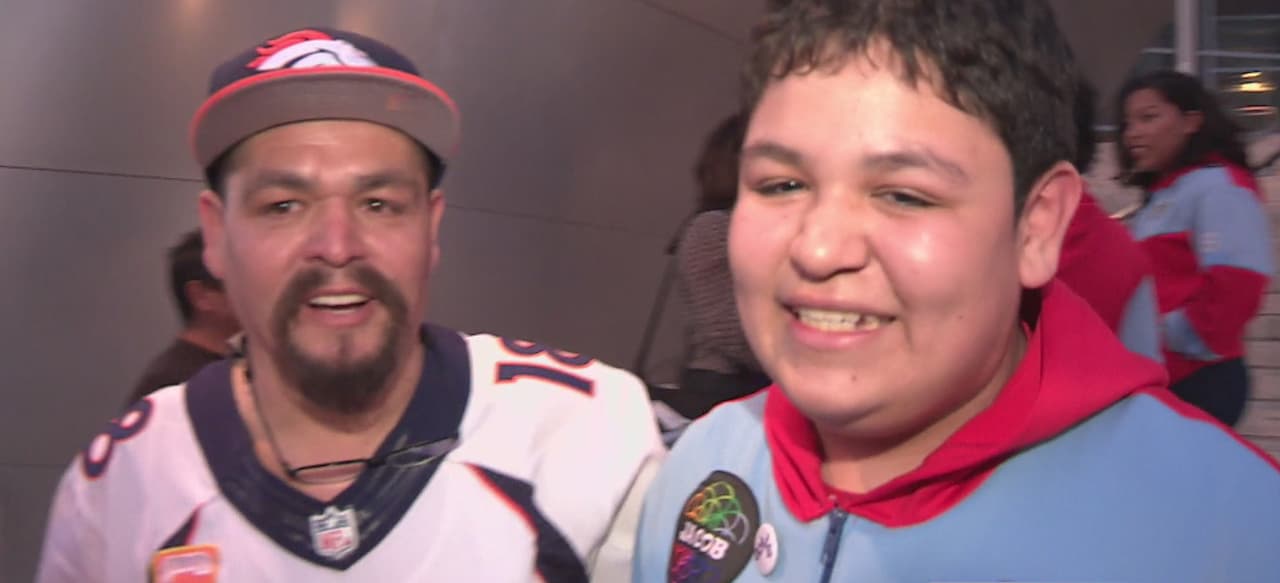 Familias latinas celebran emocionadas el éxito de sus hijos en el Super Bowl