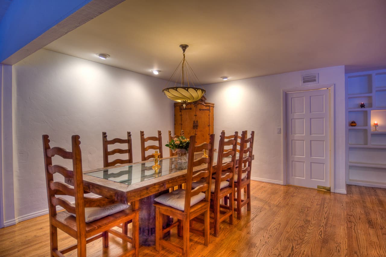 La casa mide 2, 874 pies cuadrados, tiene cuatro dormitorios y tres baños.