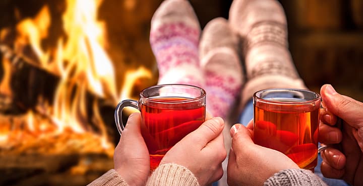 <b>Reduce la pérdida de calor de la chimenea.</b> Mantén el regulador de tiro de la chimenea cerrado a menos que el fuego esté ardiendo. Baja la configuración del termostato a entre 50° y 55°F. Si nunca usas la chimenea, tapa y sella el conducto.