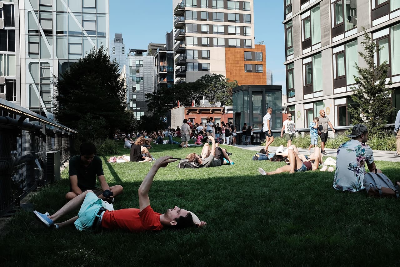 El High Line está ubicado en Nueva York y está abierto al público de 7 am a 11 pm en Manhattan, NY.
<br>