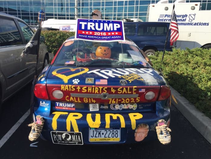 El auto de uno de los seguidores de Trump en Altoona (Pensilvania).