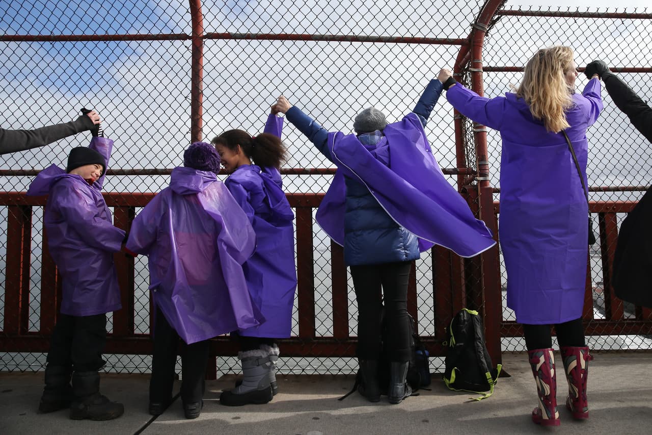 Miles de personas se reunieron en el Golden Gate Bridge en San Francisco este 20 de enero de 2017 para unir sus manos y mostrar unidad en respuesta a la juramentación de Donald Trump como el nuevo presidente de Estados Unidos.