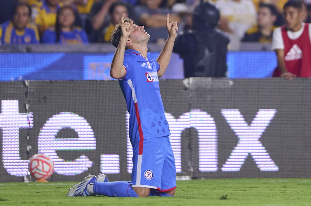 En la agonía del partido Cruz Azul se llevó el triunfo del Universitario de Nuevo León al derrotar a los Tigres.