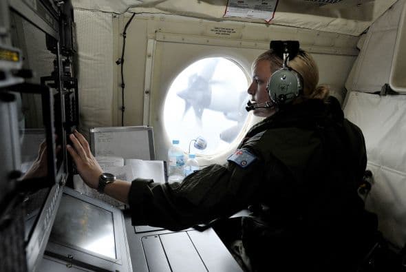 Las autoridades australianas indicaron que la búsqueda con radares del avión malasio desaparecido el pasado 8 de marzo con 239 personas a bordo ha sido infructuosa y replantearon una "estrategia visual" para localizar los posibles restos del aparato en el océano Índico. Dos aeronaves con "observadores entrenados" asomados a las ventanillas rastrean una zona de la extensión de la península Ibérica al suroeste de Australia, mientras otras dos se encuentran en camino para peinar la región donde ayer fueron detectados en unas imágenes de satélite dos objetos que podrían pertenecer a la aeronave. Un avión P3 Orion de las Fuerzas Aéreas australianas regresó este viernes a su base después de sobrevolar sin resultados positivos el lugar, señaló Young. Tony Abbott, declaró que harán "todo lo posible" para encontrar y confirmar si los restos pertenecen al vuelo MH370. "Ahora mismo podrían ser unos contenedores que han caído de un barco, nosotros no sabemos", advirtió Abbott.