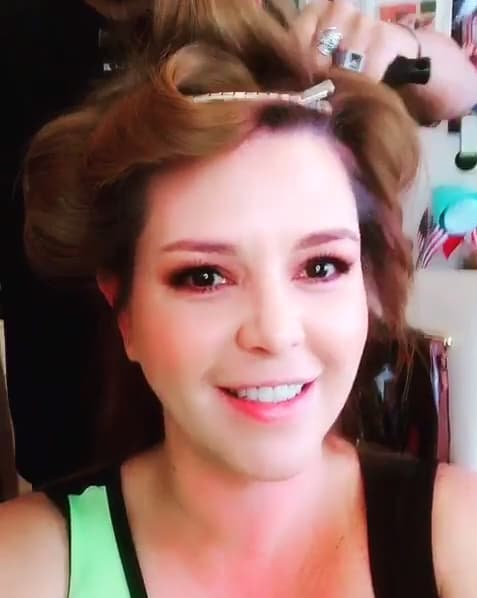 Más tarde escribió mientras la peinaban: "Mi gente bella ¡getting glam! Nos vemos en @elgordoylaflaca ¡Buenos días alegría!".