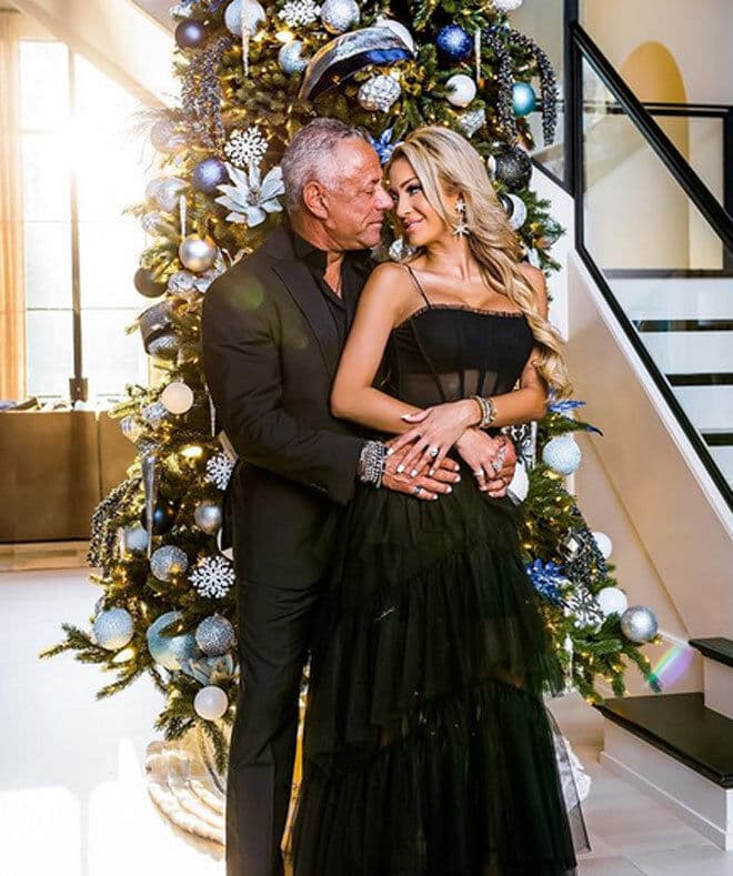 Esta casada con Chris Carlos, un hombre de negocios de Atlanta, a quien conoció en una cita a ciegas.