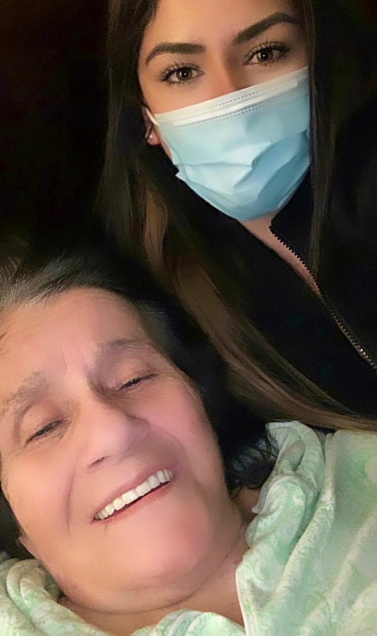 La recuperación de Orfita ha sido lenta pero consistente. Siempre está en compañía de sus hijas y nietas.