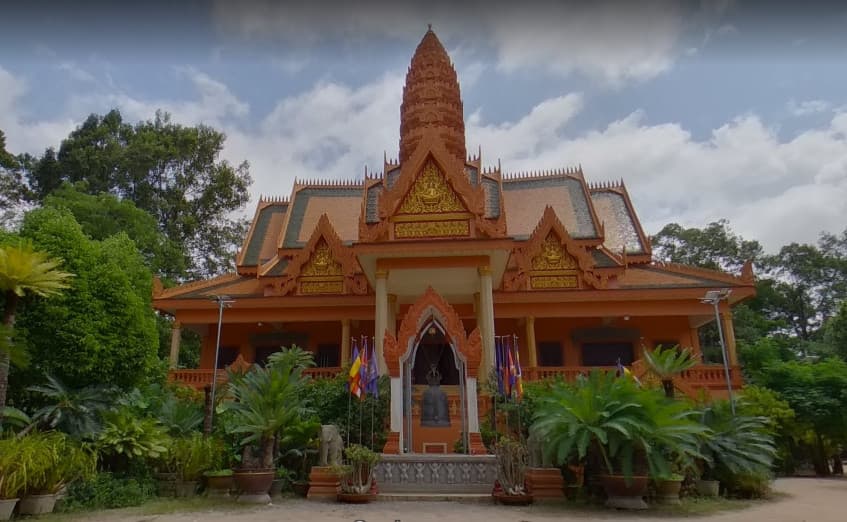 <h3 class="cms-H3-H3"><b>3. Wat Bo Village, Siem Reap, Cambodia</b></h3>
<br>
<br>A medida que la pagoda de Wat Bo empezó a atraer turistas se fue desarrollando esta zona. Pero en 2021 un cambio de imagen en la ciudad trajo una nueva vibra para Wat Bo Village, que tiene una envidiable ubicación al lado del río y poco a poco se ha vuelto un barrio muy elegante, preferido por expatriados que residen en la ciudad. Wat Bo Village tiene muchos bares, restaurantes jemeres experimentales, elegantes hoteles de diseño y una intensa vida nocturna. En diciembre de este año volverá a celebrarse allí el Festival de Escritores y Lectores patrocinado por la UNESCO, que presenta a autores locales e internacionales en talleres, proyecciones y veladas.