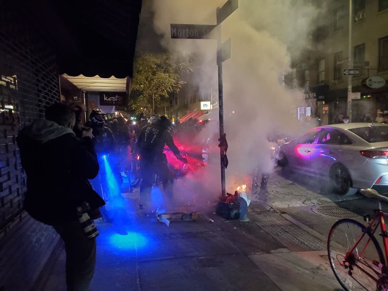 Las autoridades denunciaron a una mujer que escupió a un oficial de policía y lo llamó "facista". El NYPD tuiteó: "Acciones como esta no serán toleradas. Los agitadores que cometan estos actos serán arrestados".