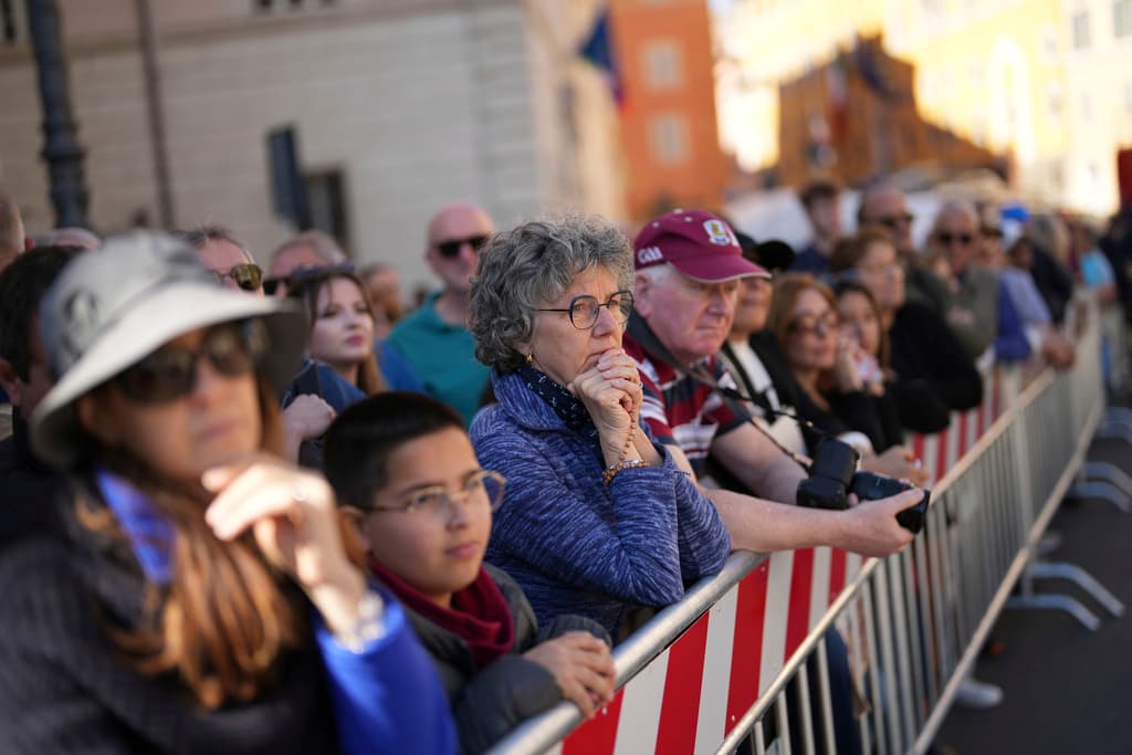 Fieles vieron los actos funerarios del papa Francisco también a través de un monitor a las afueras de la Basílica de Santa María la Mayor en Roma, donde sería finalmente enterrado este 25 de abril de 2025.