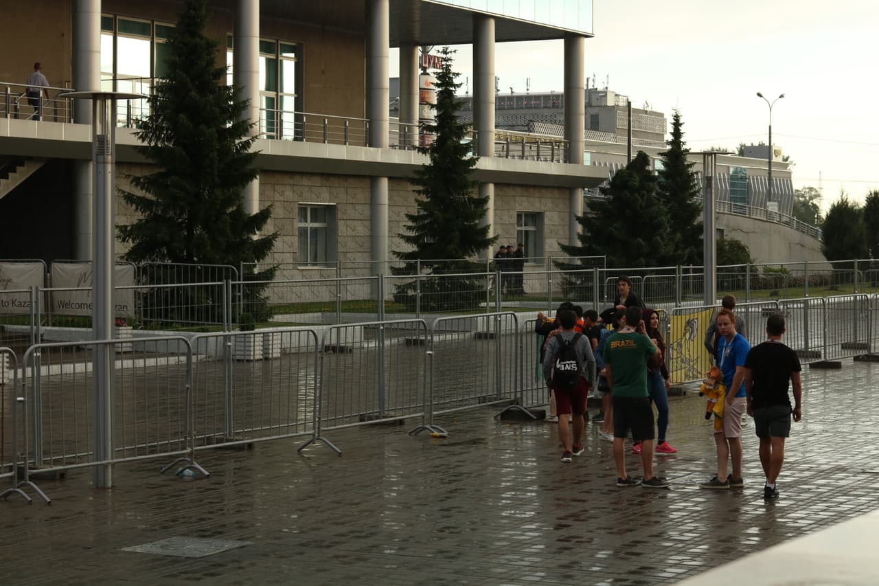 Por momentos la lluvia alejó a la gente del hotel de concentración, pero hubo quienes se mantuvieron estoicos ante el mal clima.