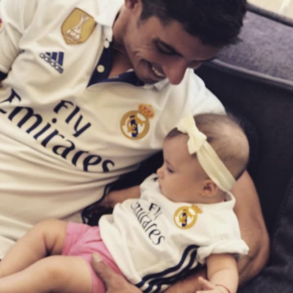 Alberto Guerra en sus redes sociales presume el amor que tiene por su hija y escribe mensajes como este: "Me derrito de amor".