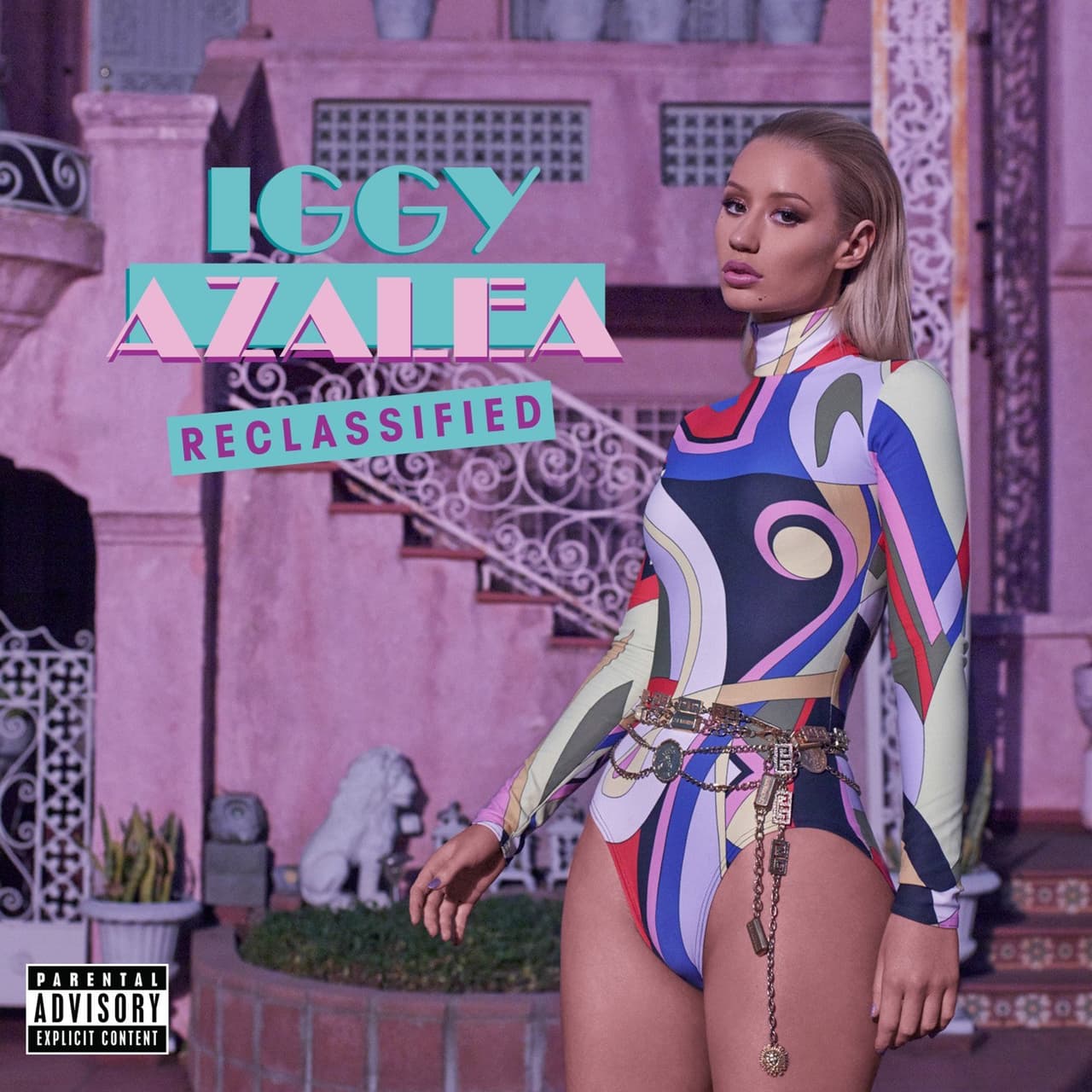 'Reclassified', Iggy Azalea. La sensualidad de esta rapera quedó plasmada en la portada de este disco, uno de los favoritos de su discografía. Su colorido atuendo la hace lucir hermosa.