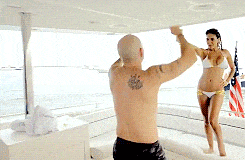 Hasta en el bote y en traje de baño hay que tener ritmo.