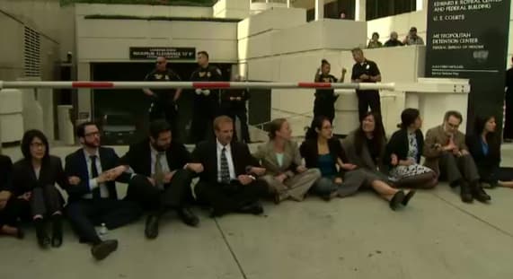 Activistas migratorios entablaron una protesta en Los Ángeles.