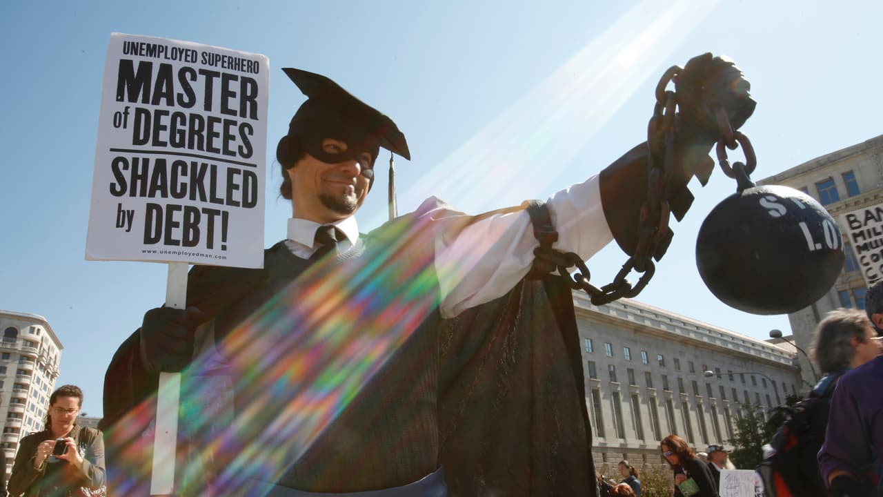 En conjunto, la deuda llega en total a $1.5 billones de dólares (trillions en inglés). Los estados con mayor deuda de estudiantes son California, con $111.7 mil millones, Texas con $85.4 mil millones y Nueva York con $73.5 mil millones.