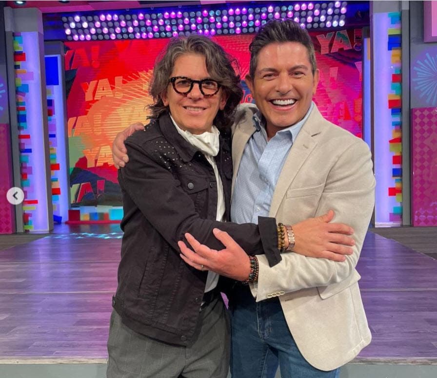 "Me cuido amando a mi familia, conviviendo con mis hijos que me dan tanta felicidad, tanta juventud y tantas ganas de seguir viviendo. También me cuido con el cariño del público, que me ha empujado durante tanto tiempo. Y cuando flaqueo un poco, porque hay que decirlo, sí hay épocas difíciles, siempre agradezco todo el amor y la oportunidad que me brinda Dios".