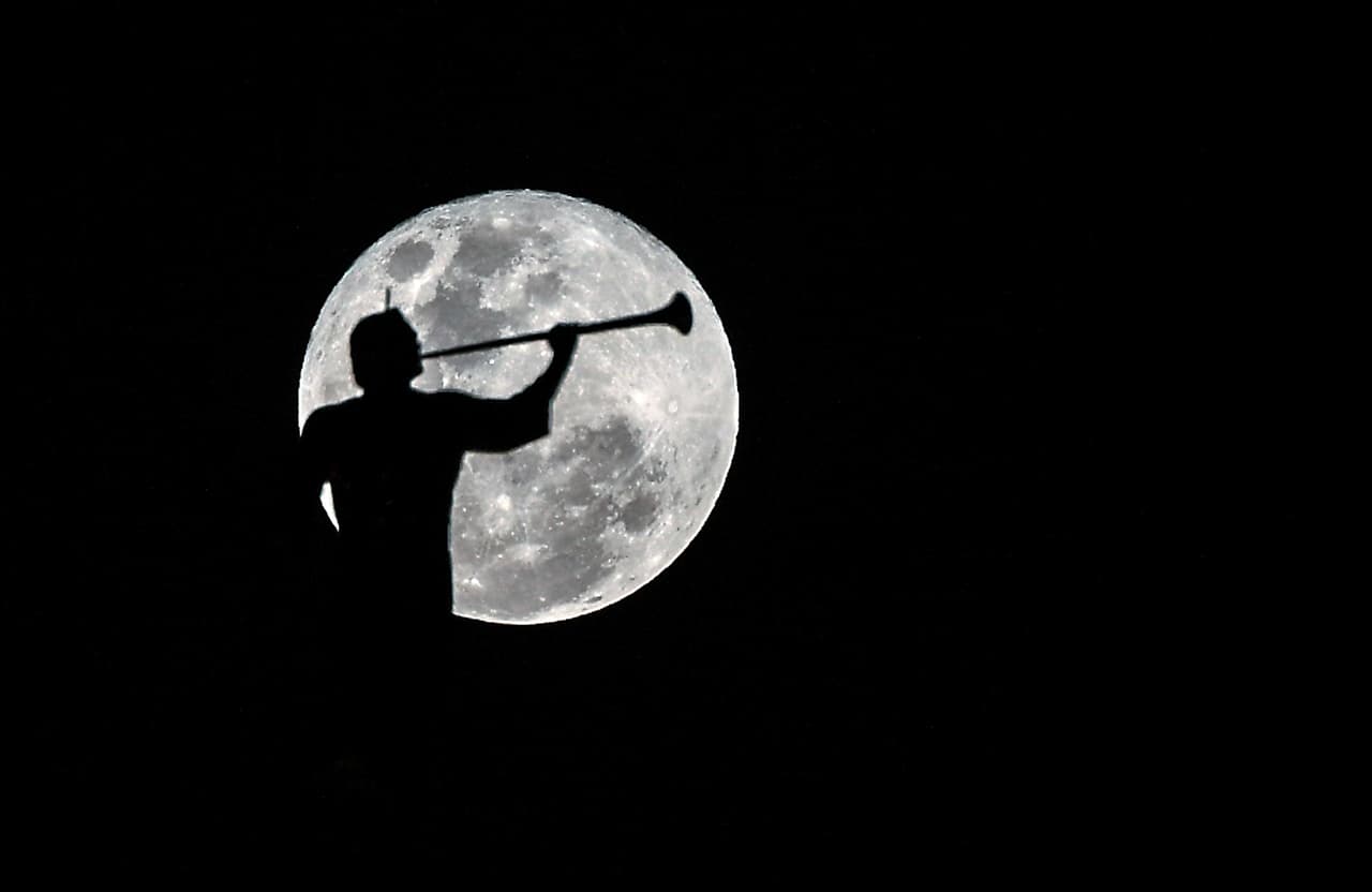 Al parecer los atenienses tenían alguna idea de lo que era un eclipse de Sol, pero no tenían una idea clara de que la Luna, cuando está llena, podía perder repentinamente su luz y asumir una variedad de colores entre marrones y rojo. Por lo tanto, lo consideraron un fenómeno extraño y sobrenatural. El ejército siracusano capturó a los aterrorizados soldados atenienses antes de que pudieran huir.