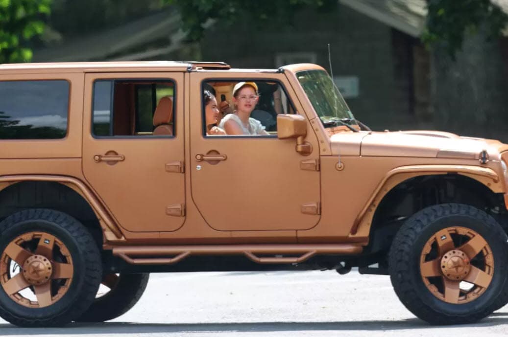 Recientemente Violet fue captada al volante de una camioneta Jeep mientras conducía por los Hamptons en Nueva York.