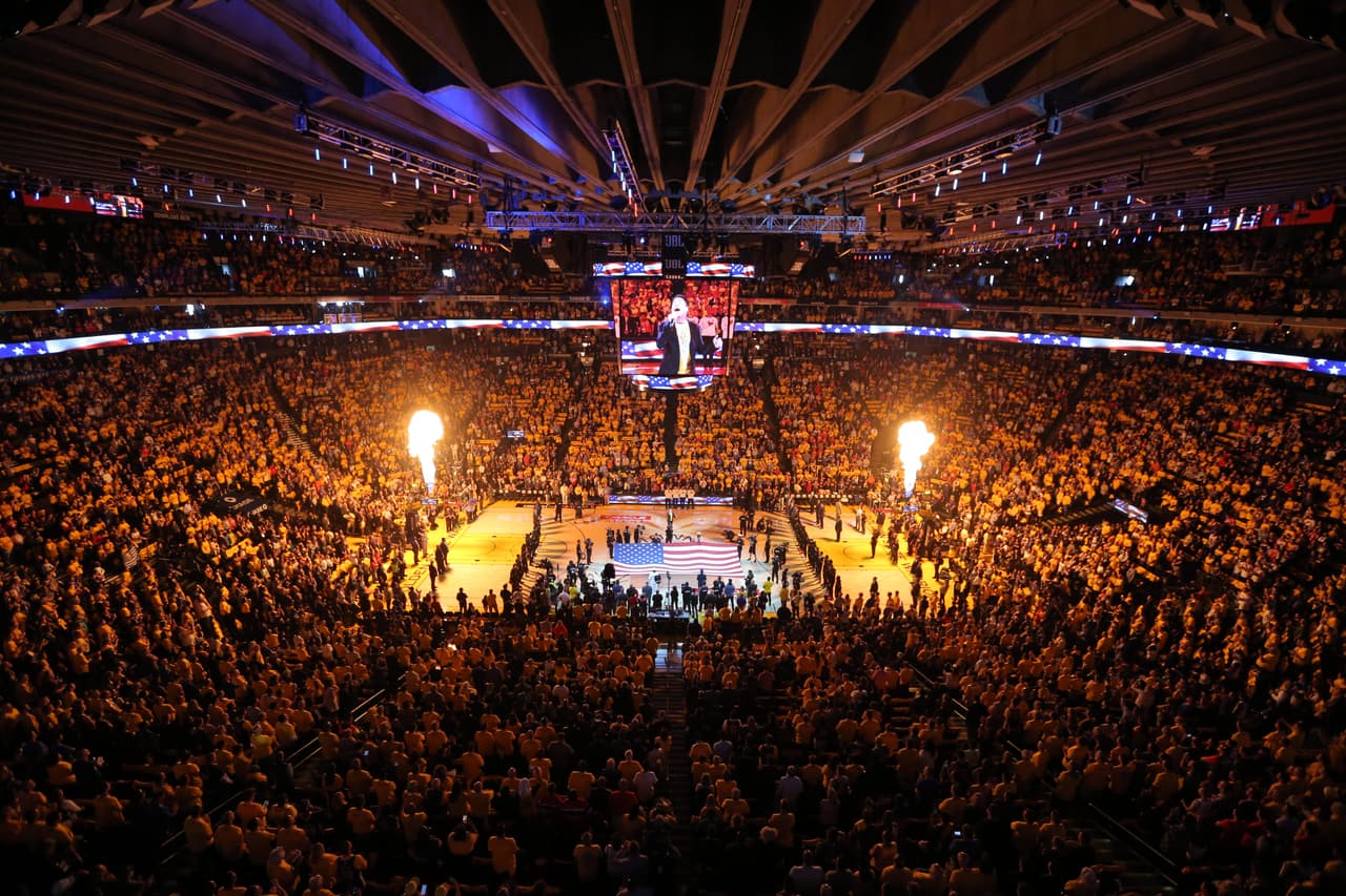 La última intro de los jugadores de los Golden State Warriors en Oracle Arena en su juego de despedida y vaya despedida, el Juego 6 de las Finales NBA 2019 ante los Toronto Raptors. El equipo californiano se muda en el otoño a Chase Center en San Francisco.