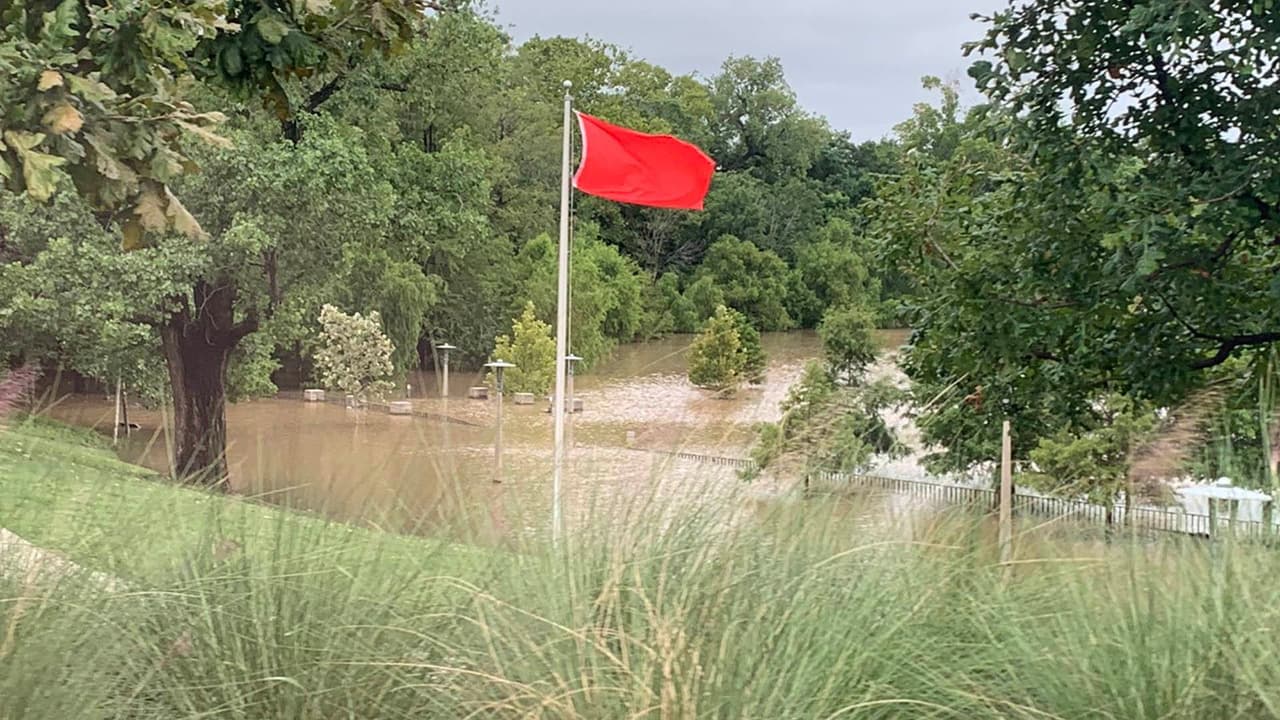 La madrugada del jueves, Houston registró unas fuertes y constantes lluvias que provocaron la inundación.