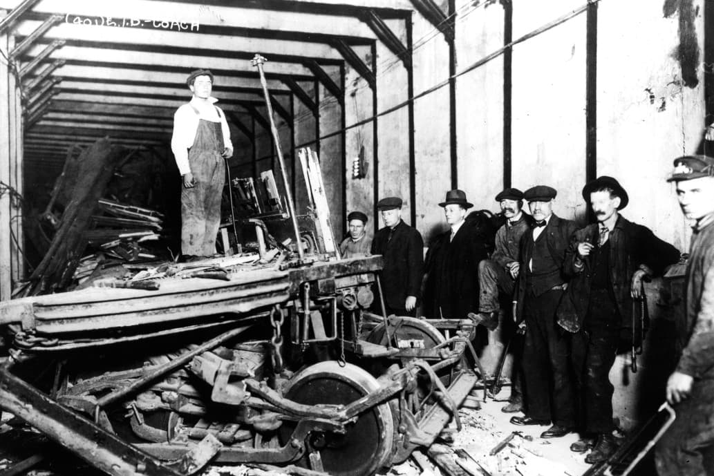 <h3 class="cms-H3-H3">Malbone Street Wreck (1918)</h3>
<br>
<br>Sin duda, el accidente más catastrófico en ocurrir en el subway de Nueva York. Unas 93 personas murieron cuando un tren que viajaba en dirección a Brighton Beach se descarriló y se estrelló contra una pared de concreto en un túnel en Prospect Park. El tren viajaba en exceso de velocidad y el conductor, además, tenía poca experiencia. Todos los pasajeros del primer vagón murieron, según reportó el New York Times, y muchos otros de los otros vagones murieron o quedaron heridos. El accidente tuvo un fuerte impacto en la manera que operan los subways de la ciudad. Gracias a esa tragedia, los vagones cambiaron de ser de madera a ser de acero, y además, se impusieron estrictos límites en la velocidad de los trenes.