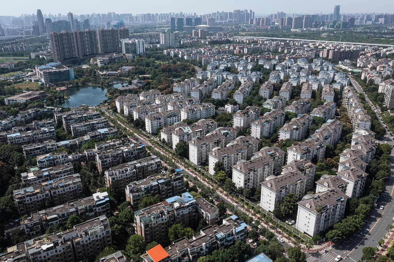 La urbanización 'Evergrande Changqing', en la ciudad de Wuhan, al centro del país.
<br>
<br>Zou Lan, funcionario del Banco Popular de China, 
<a href="https://apnews.com/article/business-china-china-evergrande-group-b324484fcb2d7ffdff2919775010c89b" target="_blank">dijo en una rueda de prensa</a> que Evergrande fue “mal administrado” en los últimos años y "no actuó con cautela" de acuerdo con las condiciones cambiantes del mercado.