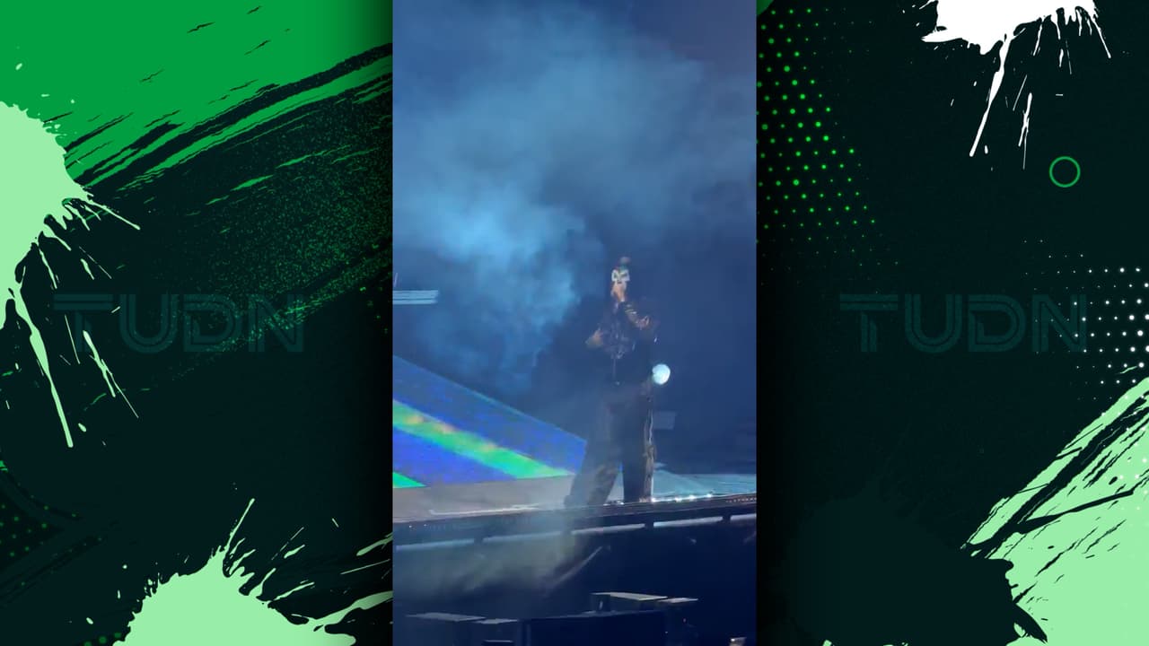 J Balvin se pone la máscara de Dr. Wagner en su concierto