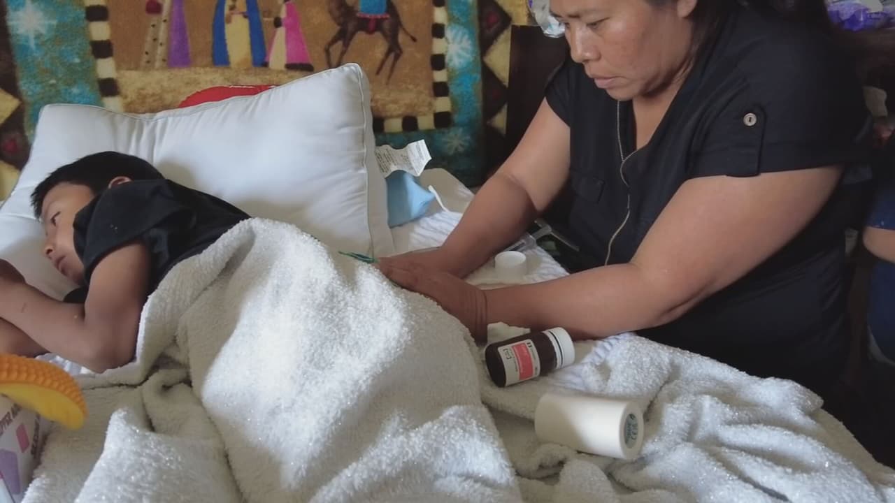 Este niño recibió una bala perdida que salvó la vida de su madre, ahora lucha para recuperarse