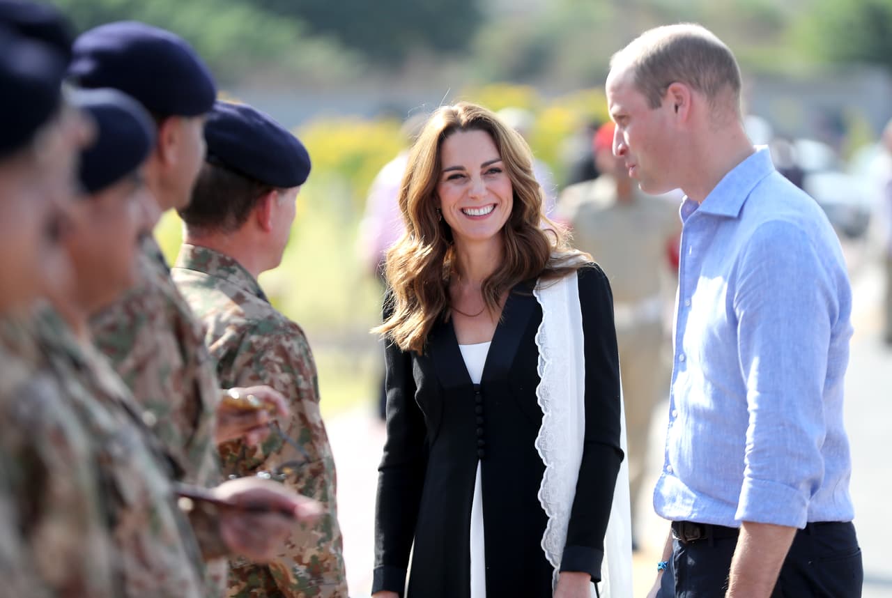 "
<b><a href="https://www.univision.com/famosos/el-principe-william-y-kate-middleton-se-embarcaran-en-la-gira-mas-compleja-que-hayan-planificado-fotos" target="_blank">Lo que sucede aquí </a></b>en Pakistán se correlaciona directamente con lo que sucede en las calles del Reino Unido", dijo el duque, según lo citado por 
<b><a href="https://www.telegraph.co.uk/royal-family/2019/10/18/duke-duchess-cambridge-meet-puppies-training-find-ieds-rescheduled/" target="_blank">The Telegraph.</a></b>