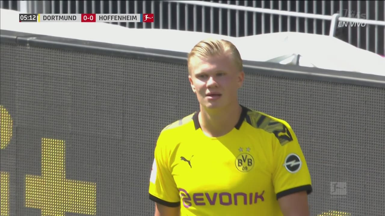 ¡Reflejos felinos! Baumann evita el gol de Brandt y evita el contrarremate de Haaland