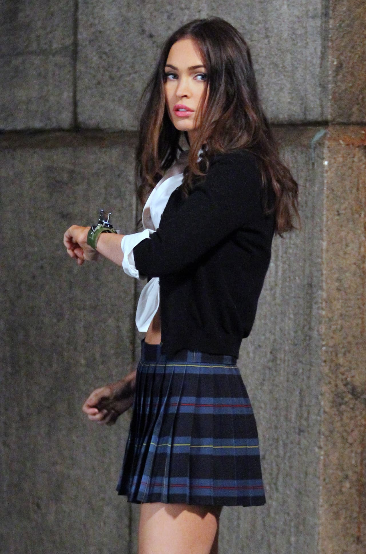 Megan se encuentra filmando la película 'Teenage Mutant Ninja Turtles 2' y luce de lo más sexy con un trajecito de colegiala.