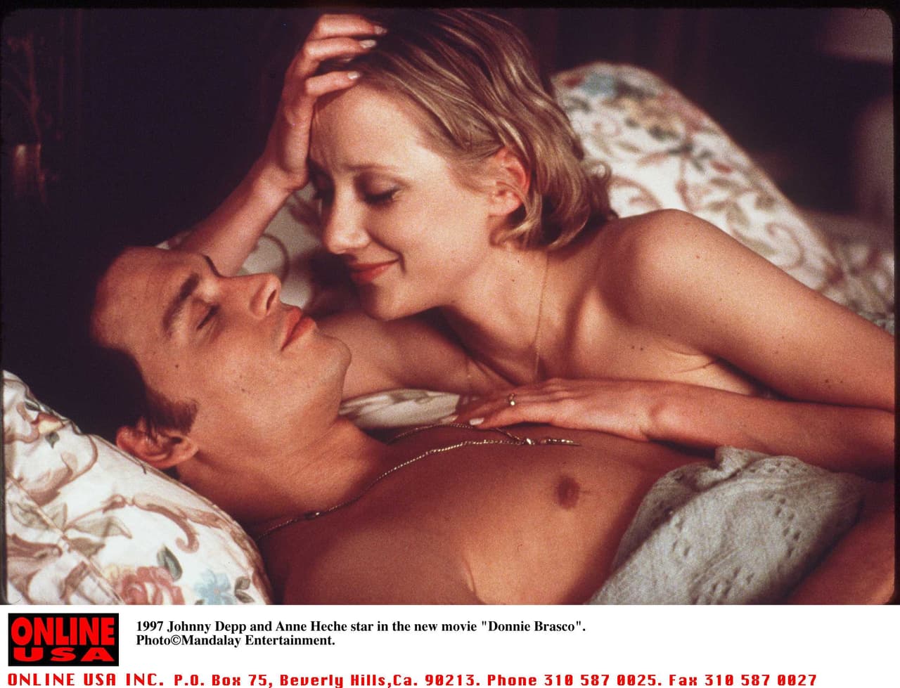 Heche apareció en la película
<i>Donnie Brasco</i>, con
<a href="https://www.univision.com/temas/johnny-depp">Johnny Depp</a> (en la imagen), en 1997. Protagonizó varias películas, algunas con gran repercusión popular como
<i>Psycho</i> (1998),
<i>I Know What You Did Last Summer</i> (1997) y
<i>Six Days, Seven Nights</i> (1998).