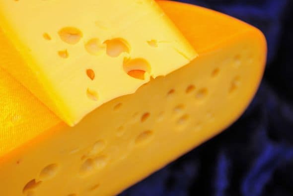 El queso es una proteína, así que procura comerlo con aceite de maíz, soya, nueces y sésamo. Evita comer queso con frijol, lenteja, calabaza, pan, papa y pan.