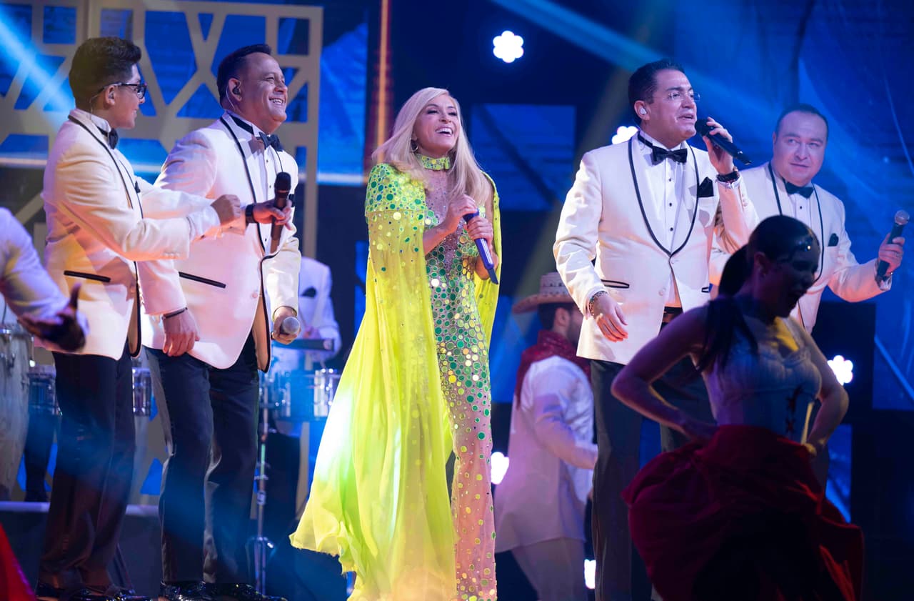 La Sonora Santanera, grupo invitado al show por Yuri, le puso sazón al capítulo 6 al interpretar 'Pollera Colora'.