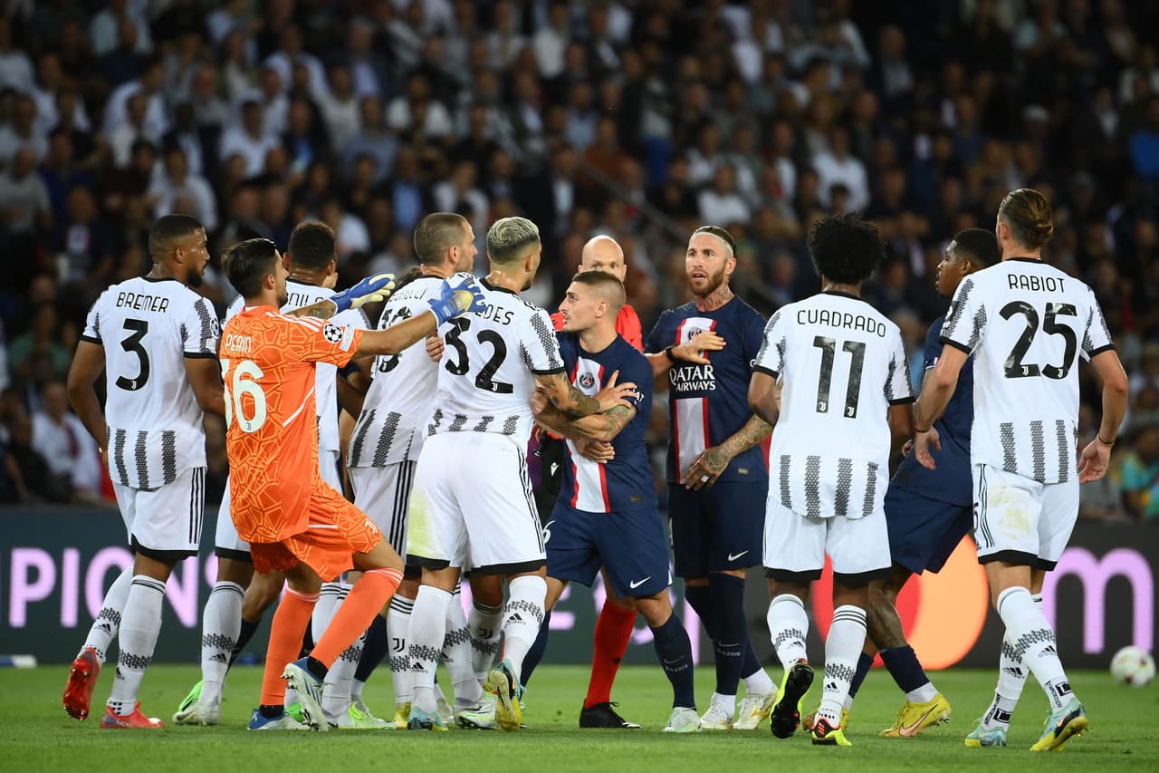 Se armó la 'bronca' en la cancha por lo peleado del encuentro.