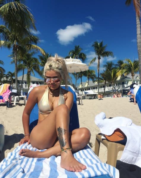 De su familia heredó la vena artística. Su padre cantaba en los pueblos cercanos a Medellín y la llevaba a sus giras.